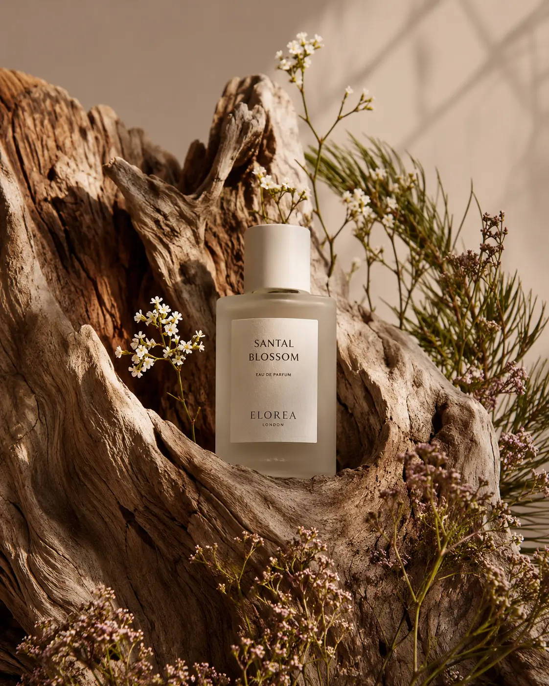 عکس محصول عطر یا اسکین‌کر داخل چوب طبیعی
