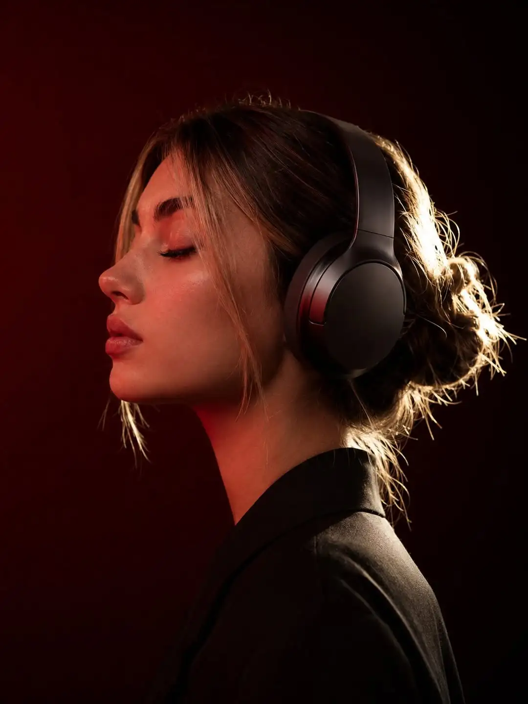 پرتره فشن سینمایی با هدفون